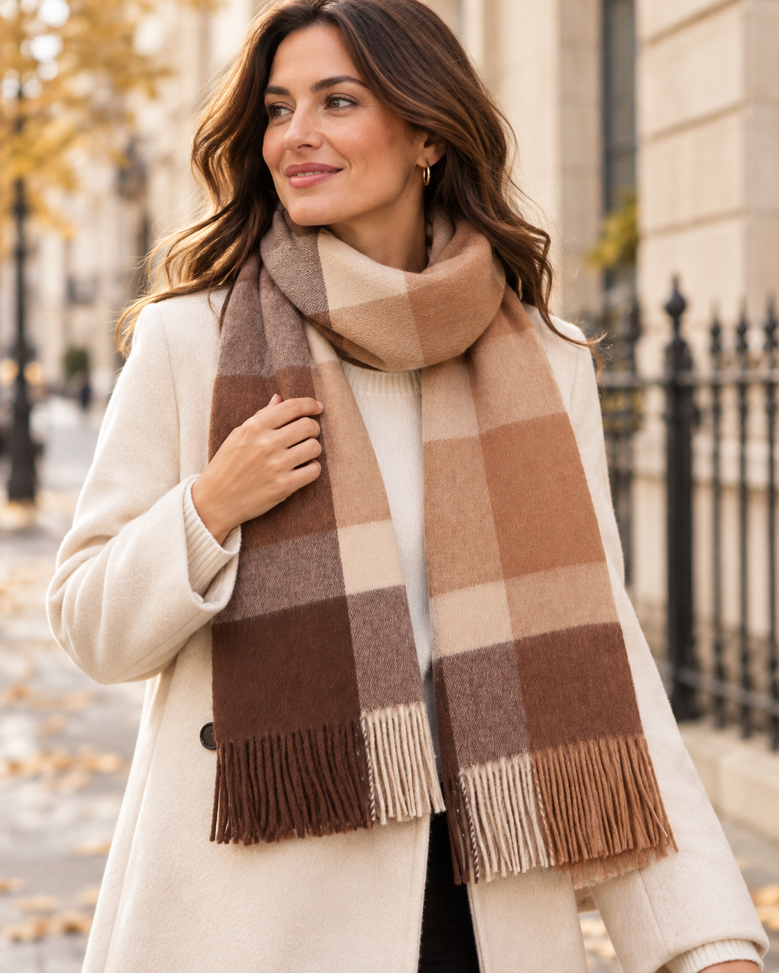 Storrutig halsduk i 100 % ull, brun och beige – York (5)